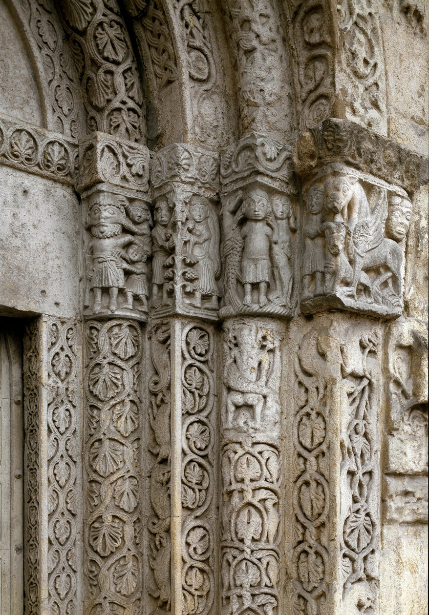 Detalle de la fachada lado derecho de la puerta de la Basílica, principios del siglo XII de Romanesque