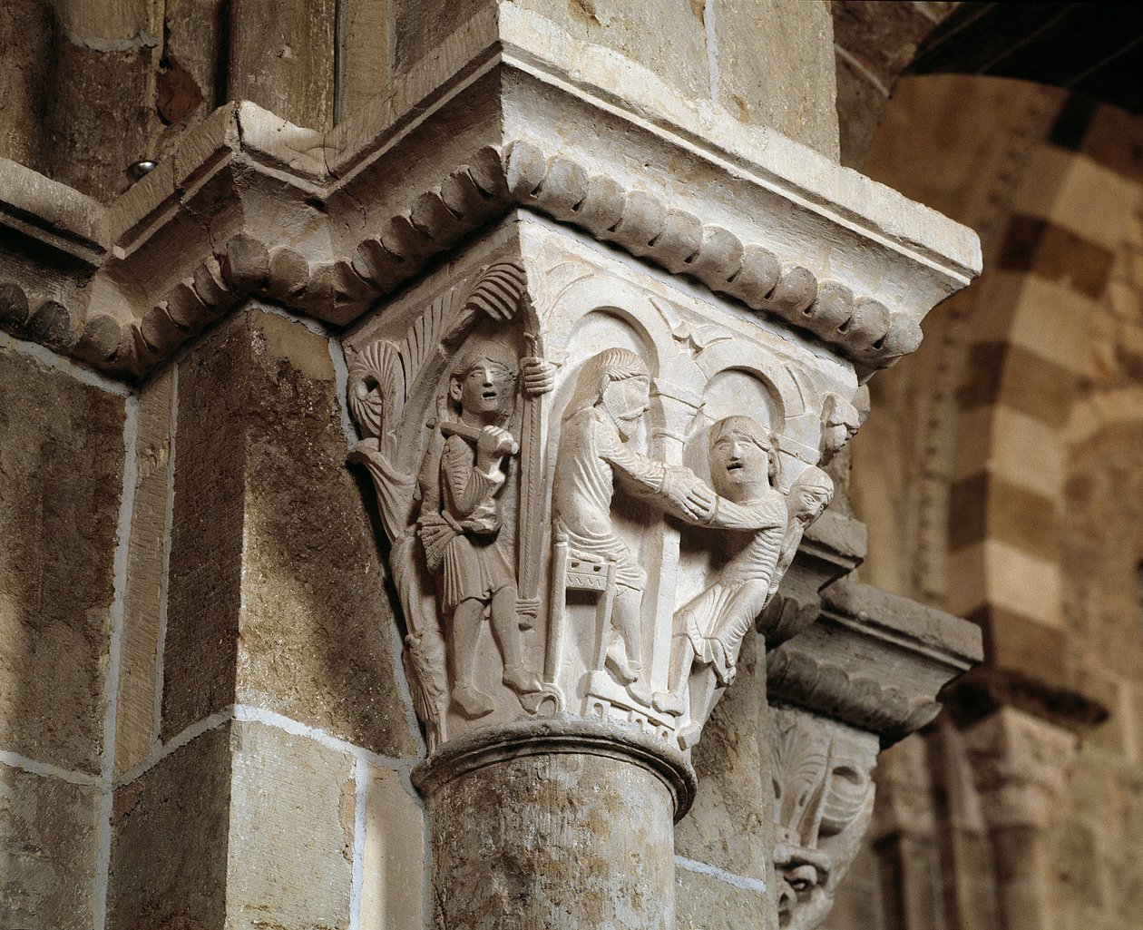 Esaú regresa de cazar y se encuentra frente a su padre Isaac que está bendiciendo a Jacob (capitel tallado) de Romanesque