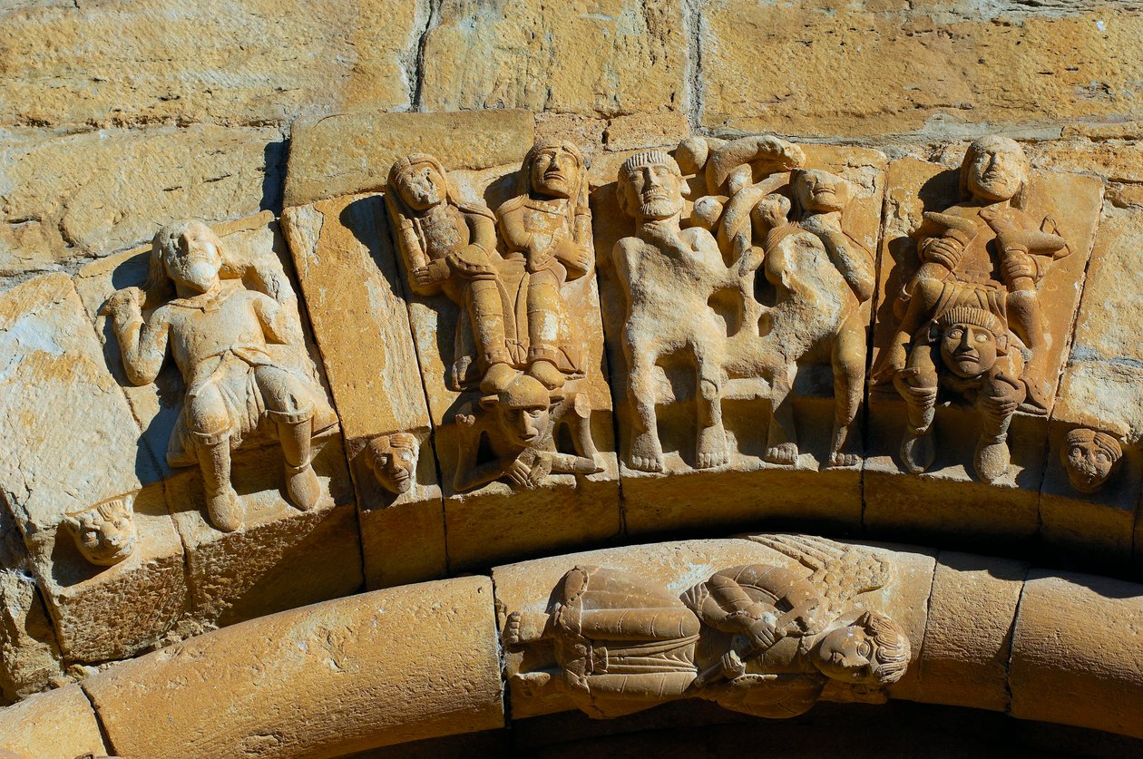 Fachada de la Iglesia de Santa María de Covet, Isona, España, detalle de Romanesque