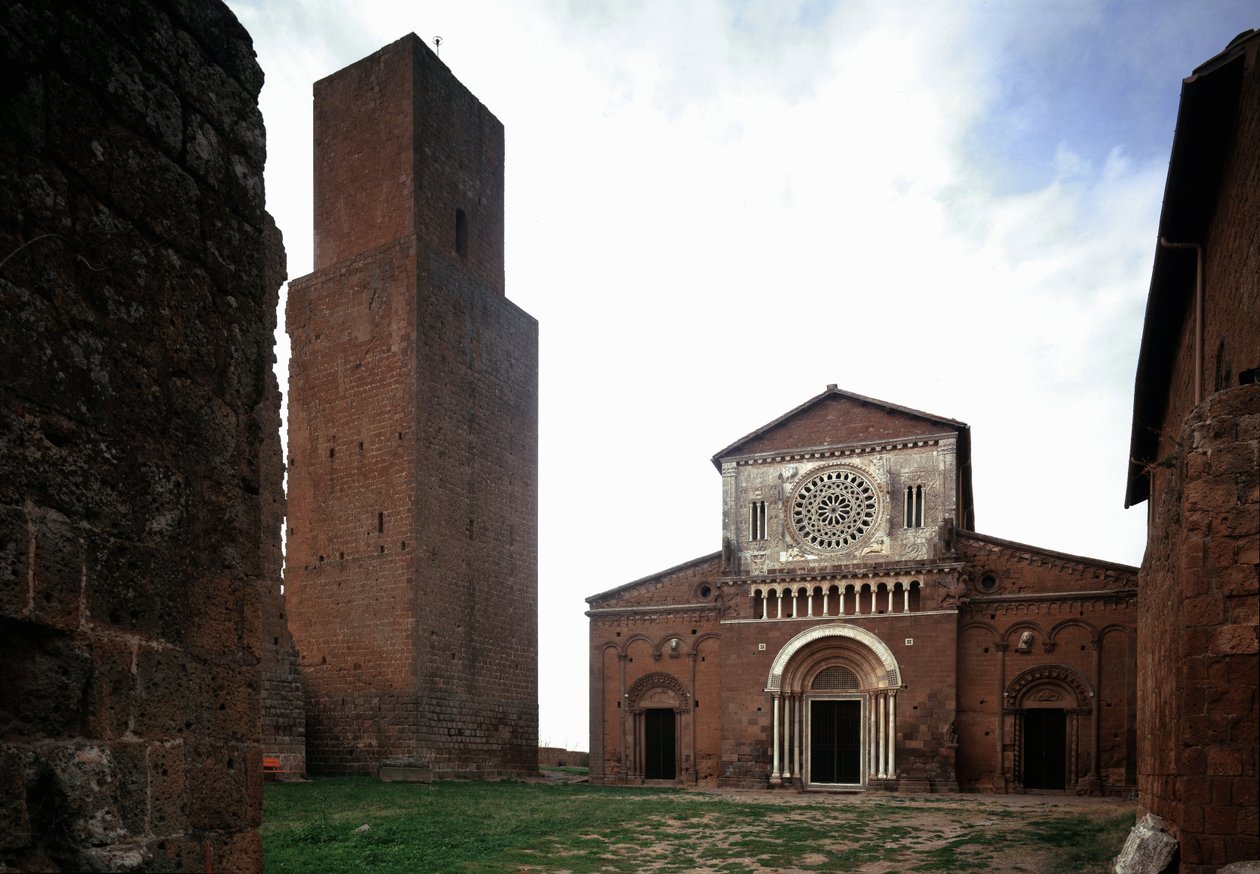 Fachada y campanario de la iglesia de San Pedro (San Pietro), construida alrededor de 1250 y restaurada en 1870, Tuscania, Italia de Romanesque