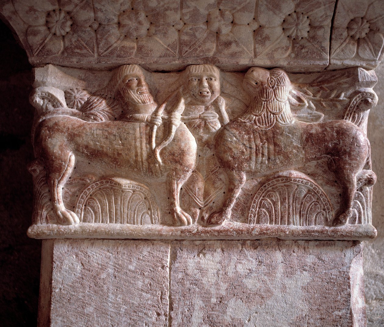 Escena de caza, capitel tallado en la tribuna del Priorato de Romanesque