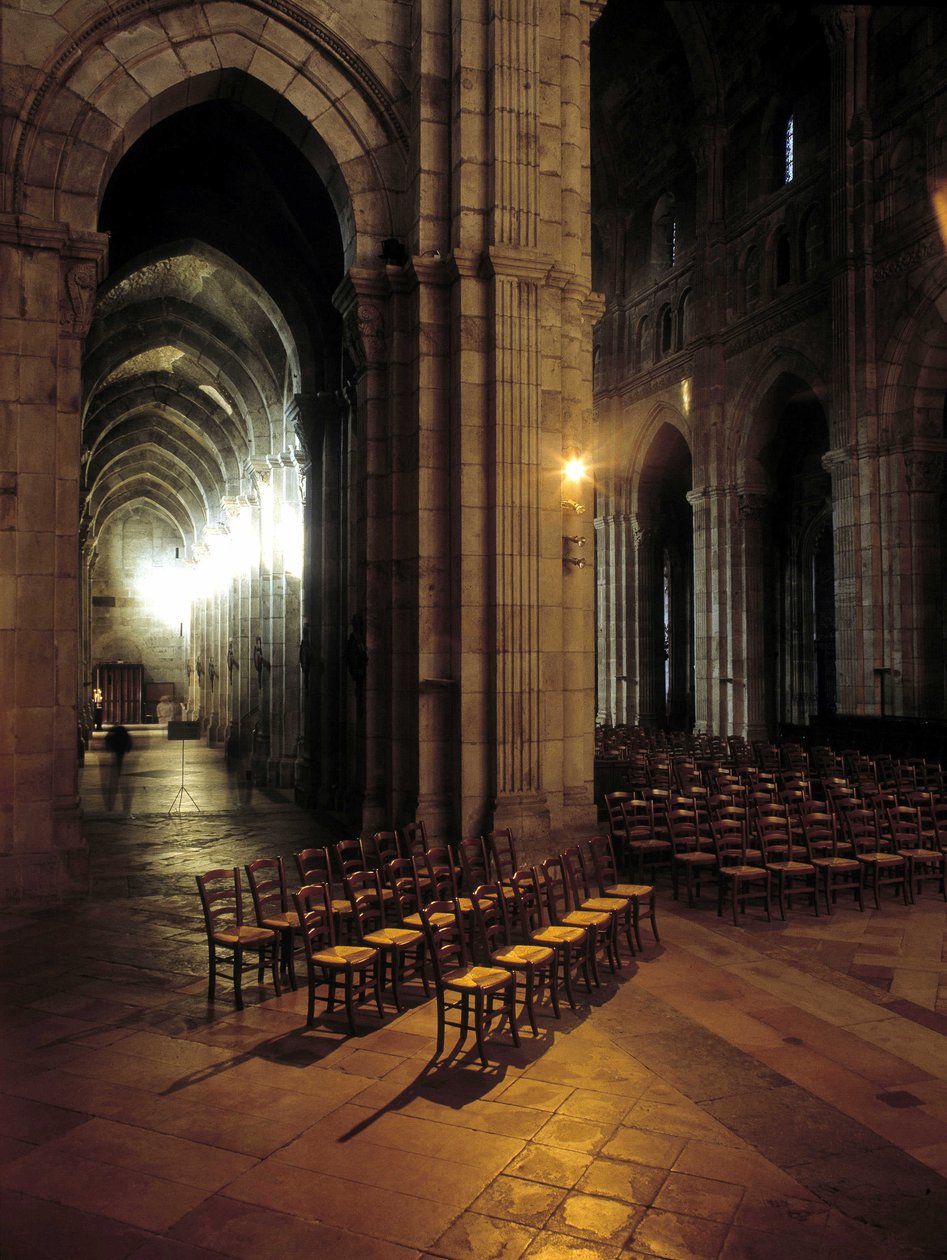 Interior de la Catedral de San Lázaro de Autun. Arquitectura románica del siglo XIII. Autun, Saona y Loira, Borgoña, Francia de Romanesque