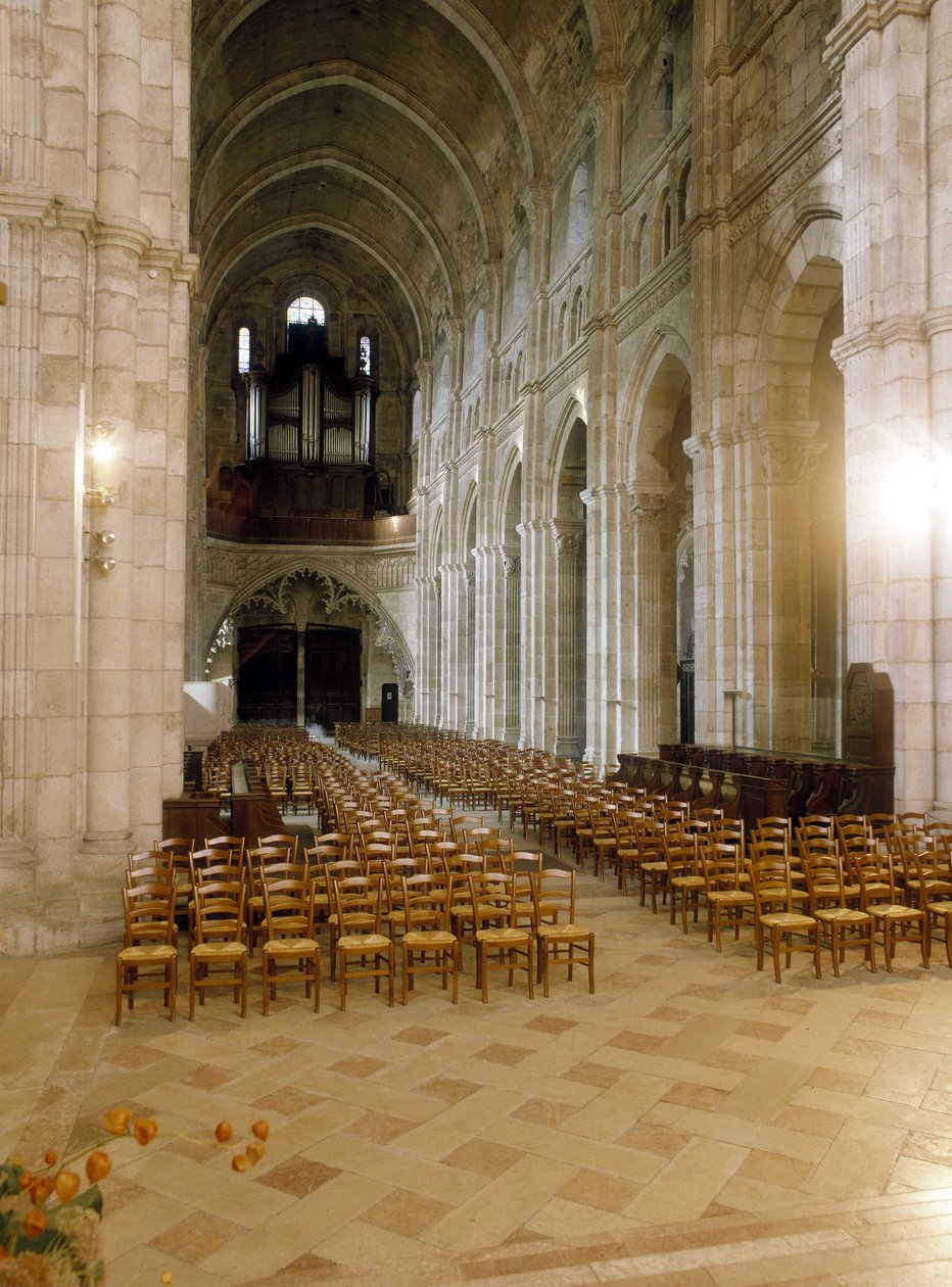Interior de la Catedral de San Lázaro de Autun. Arquitectura románica del siglo XIII. Autun, Saona y Loira, Borgoña, Francia. de Romanesque