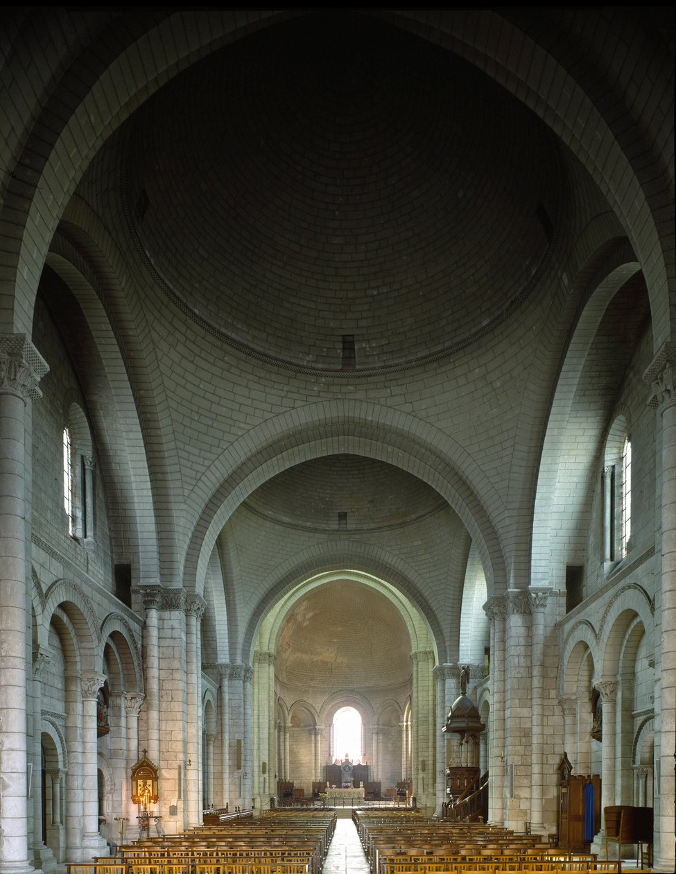 Vista interna de la Catedral de San Pedro de Romanesque