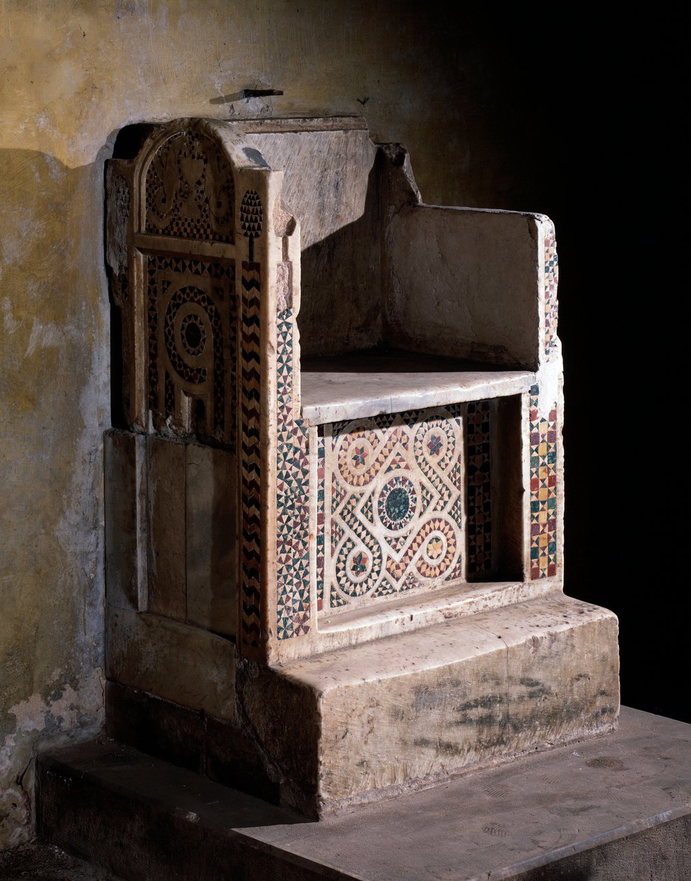 Silla de mármol y mosaico del antipapa Clemente VII, estilo cosmatesco de Romanesque