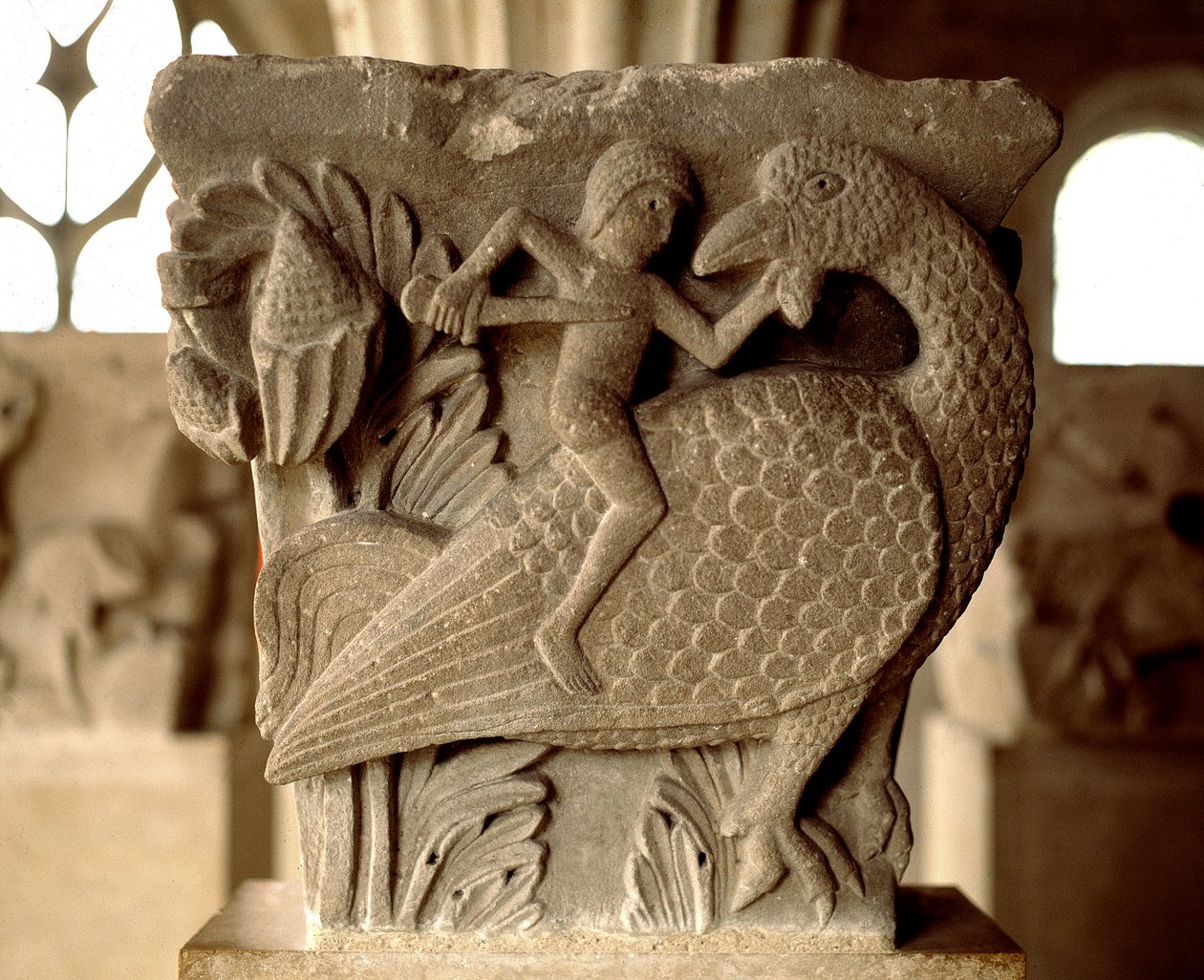Representación de un combate entre un hombre y un pájaro (capitel tallado de la sala capitular) de Romanesque