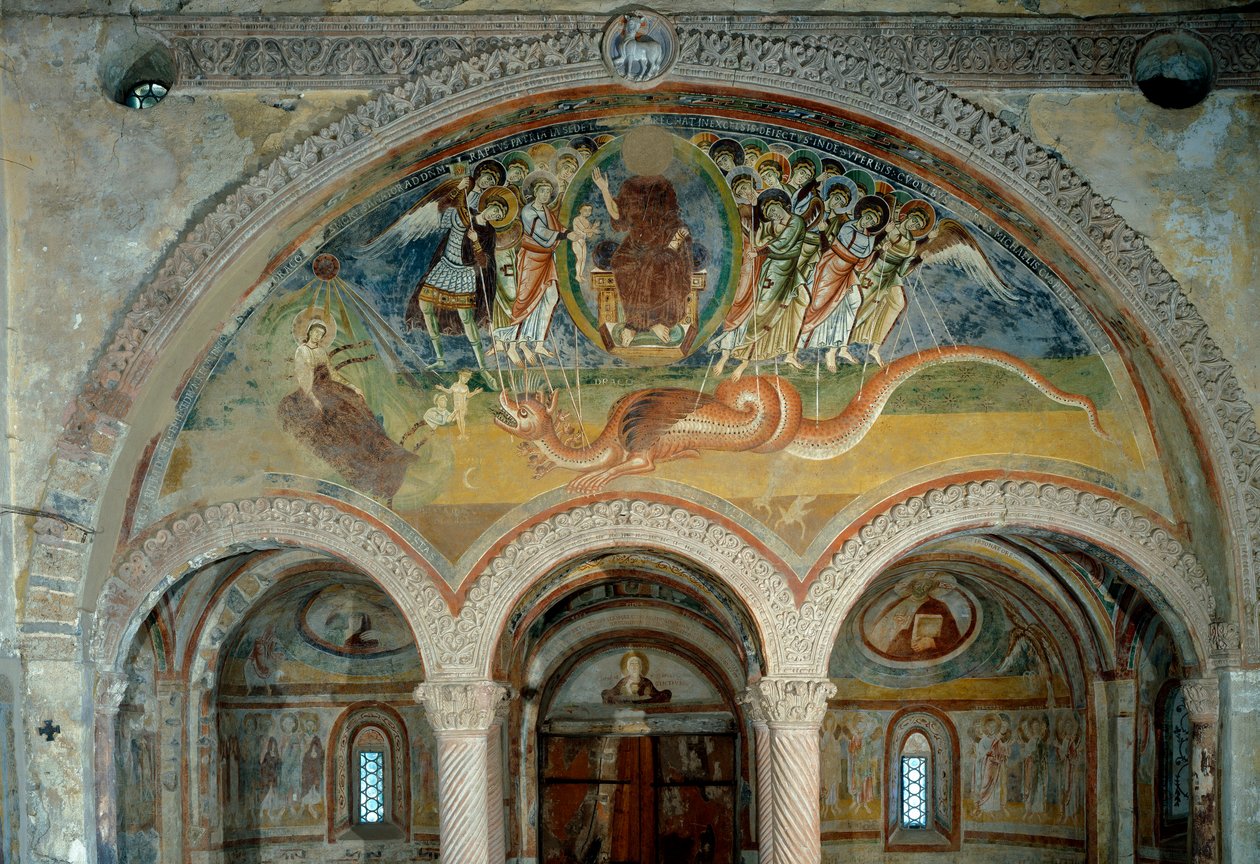Representación del Apocalipsis: los ángeles atraviesan con sus flechas al monstruo de siete cabezas de Romanesque