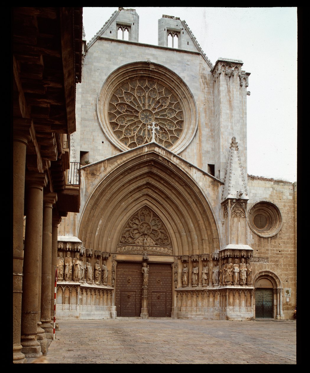Arte románico y gótico: fachada de la Catedral de Santa Tecla en Tarragona de Romanesque