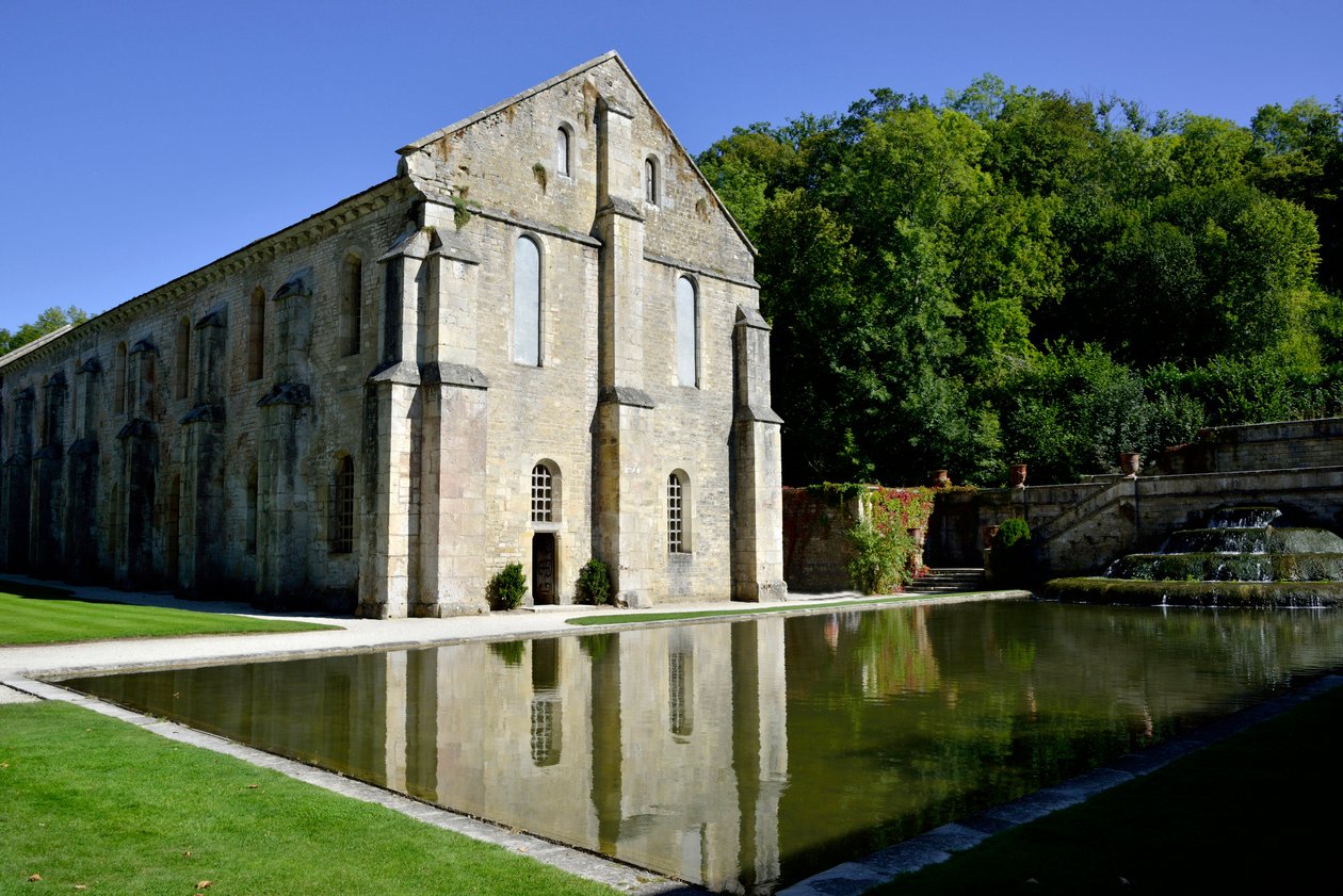 Arquitectura románica: vista exterior de la fragua de la abadía cisterciense de Fontenay, Borgoña, finales del siglo XII de Romanesque