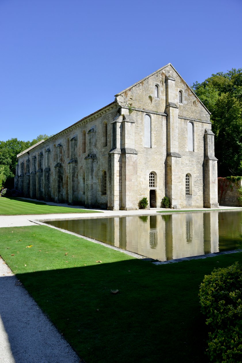 Arquitectura románica: vista exterior de la forja de la abadía cisterciense de Fontenay, Borgoña, finales del siglo XII de Romanesque