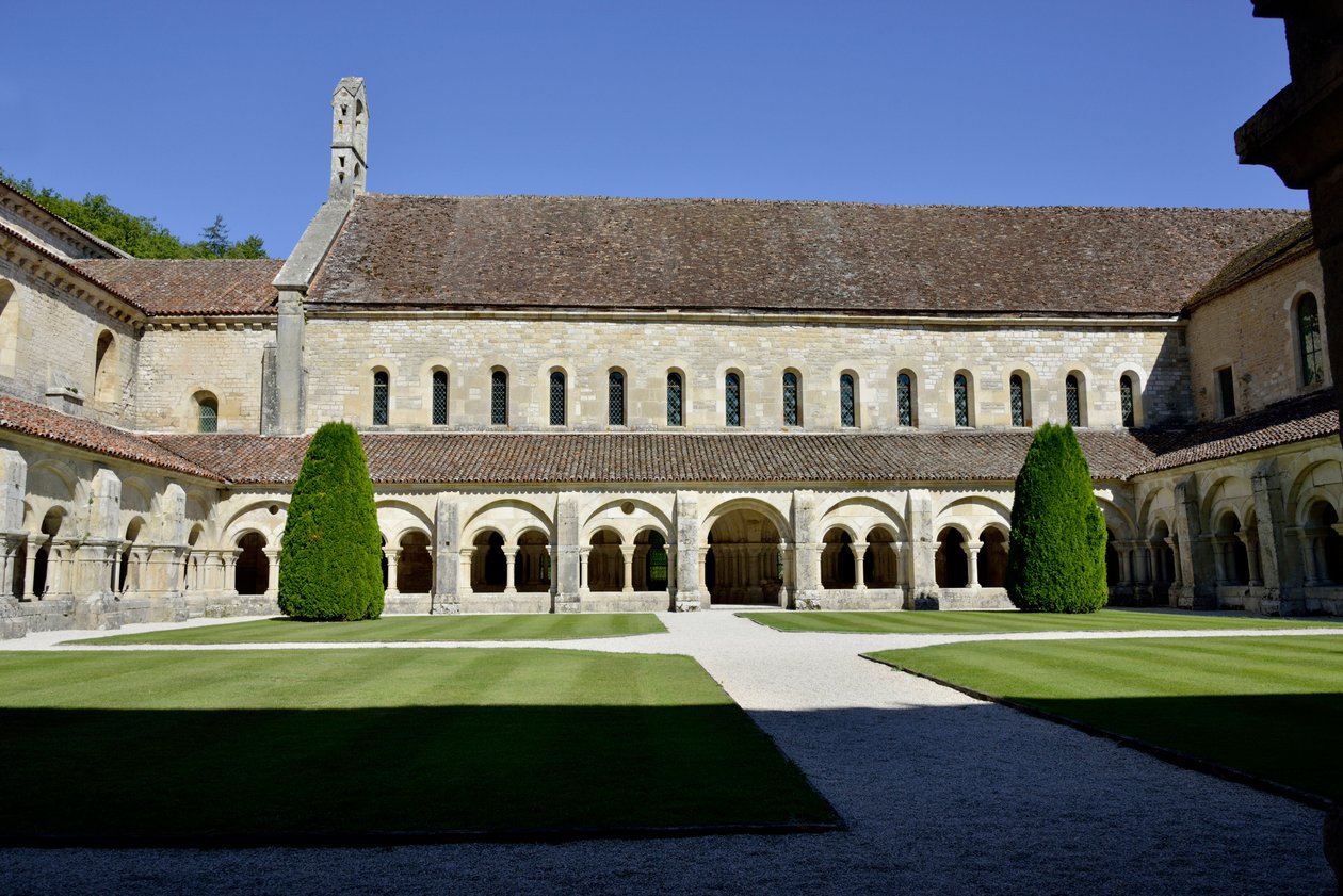 Arquitectura románica: vista del claustro y los edificios de la abadía cisterciense de Fontenay, Borgoña de Romanesque