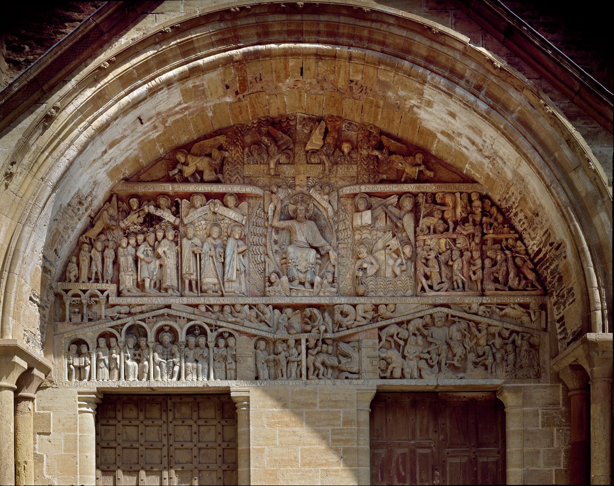 Arte románico: tímpano esculpido representando el juicio final, a la derecha de Cristo el Paraíso, a la izquierda, el caos del infierno de Romanesque