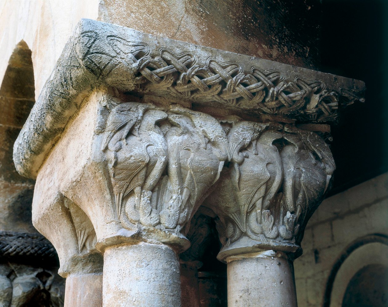 Arte románico: capiteles del claustro decorados con pájaros. Arquitectura de Romanesque