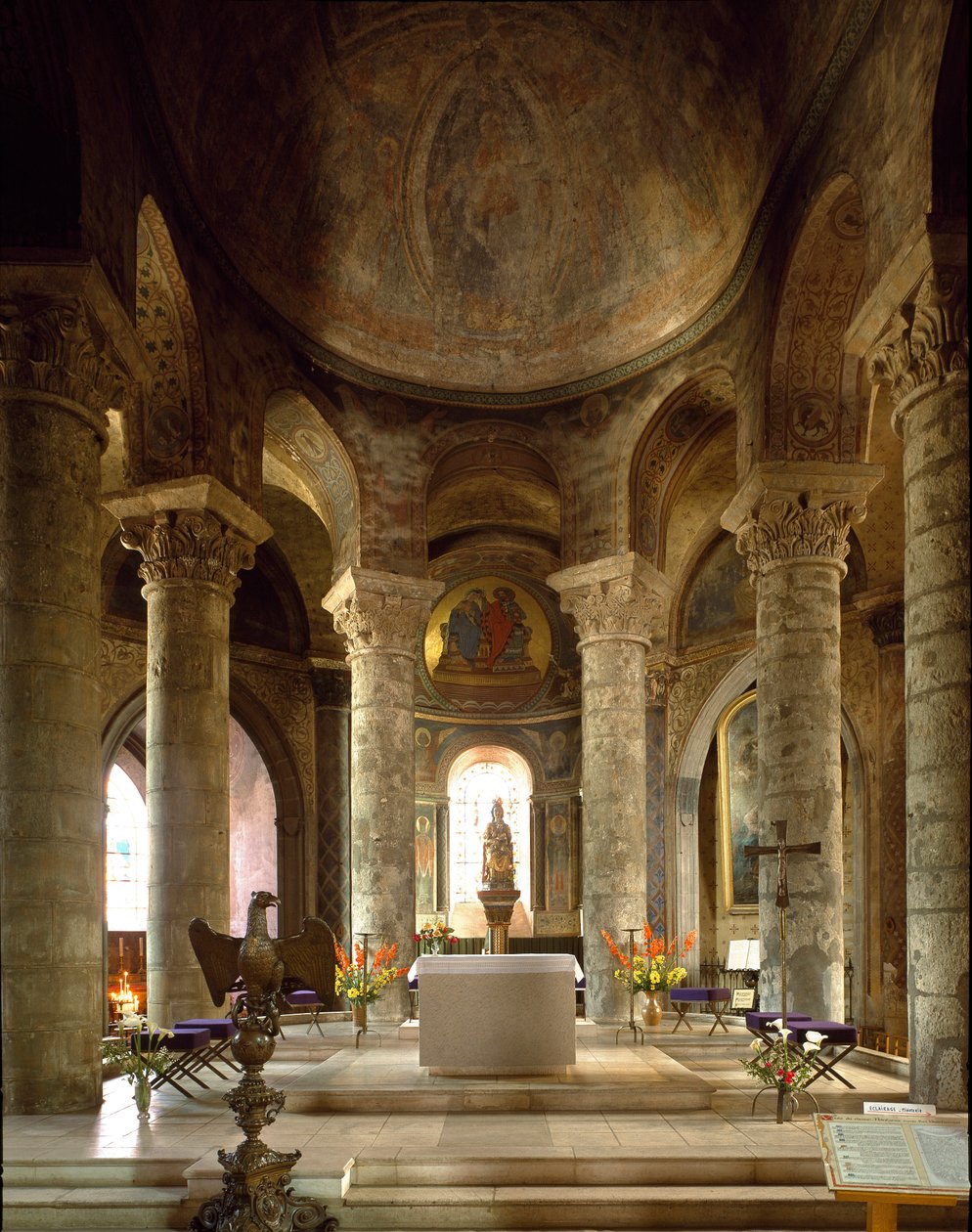 Arte románico: vista interior de la iglesia de Notre Dame la Grande, Poitiers (Vienne) de Romanesque