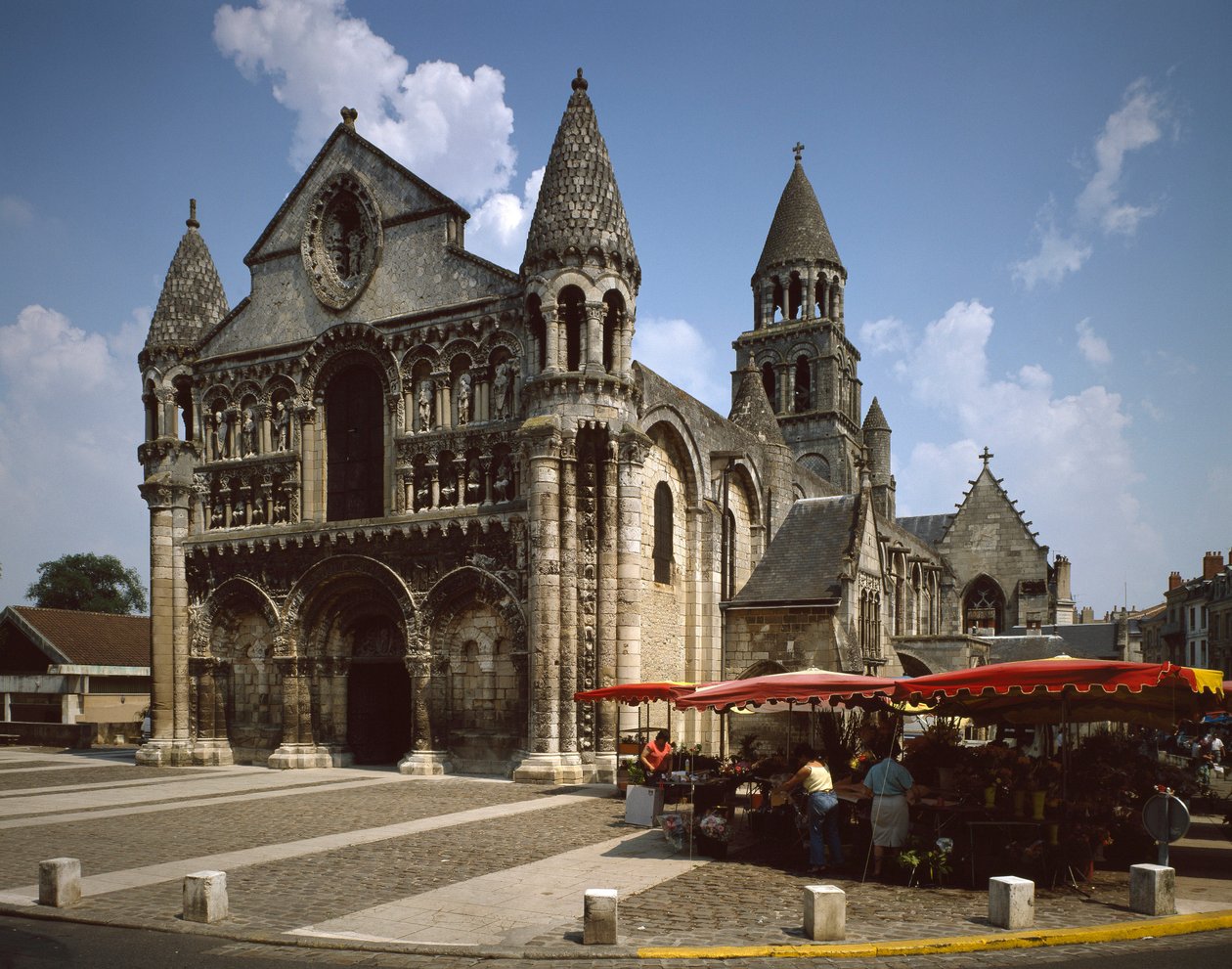 Arte románico: vista de Notre Dame la Grande. Siglo XII Poitiers de Romanesque