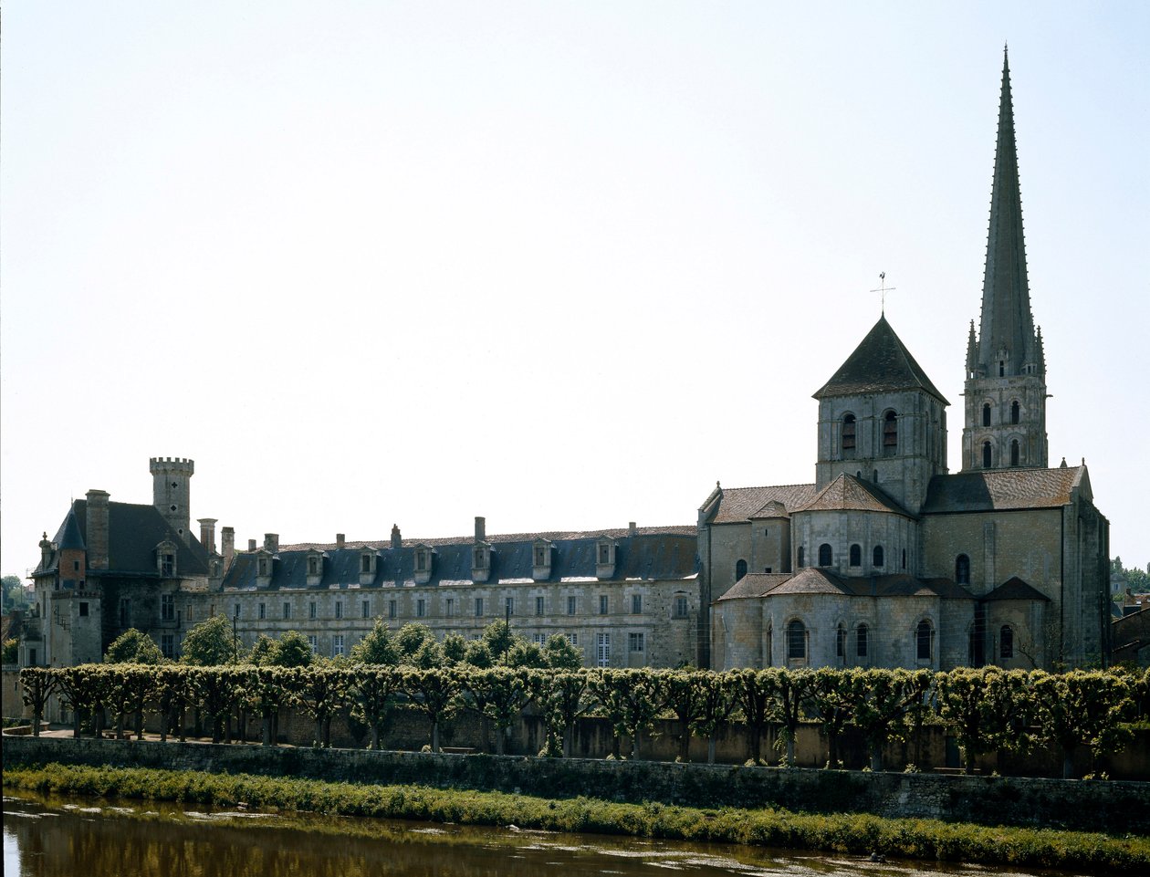 Arte románico: vista de la Basílica de Saint Savin-sur-Gartempe, fundada en el siglo XI. Saint Savin, Viena de Romanesque