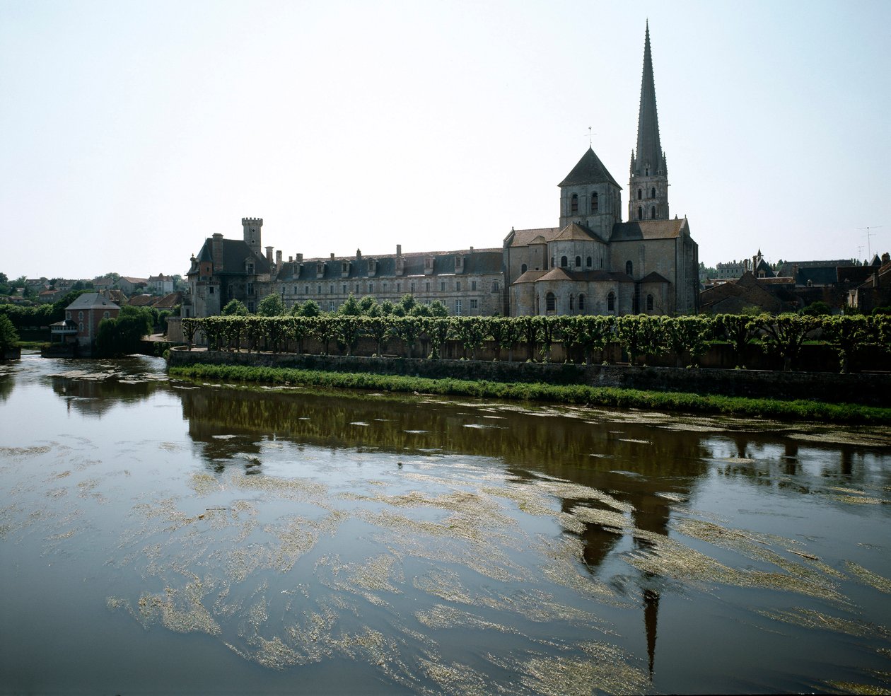 Arte románico: vista de la abadía de Saint-Savin-sur-Gartempe (Saint Savin sur Gartempe), fundada en el siglo XI. Saint Savin, Vienne de Romanesque