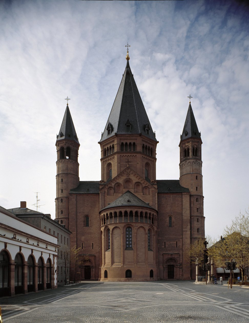 Arte románico: vista de la catedral de San Martín, construida entre los siglos X y XII. Maguncia, Alemania de Romanesque