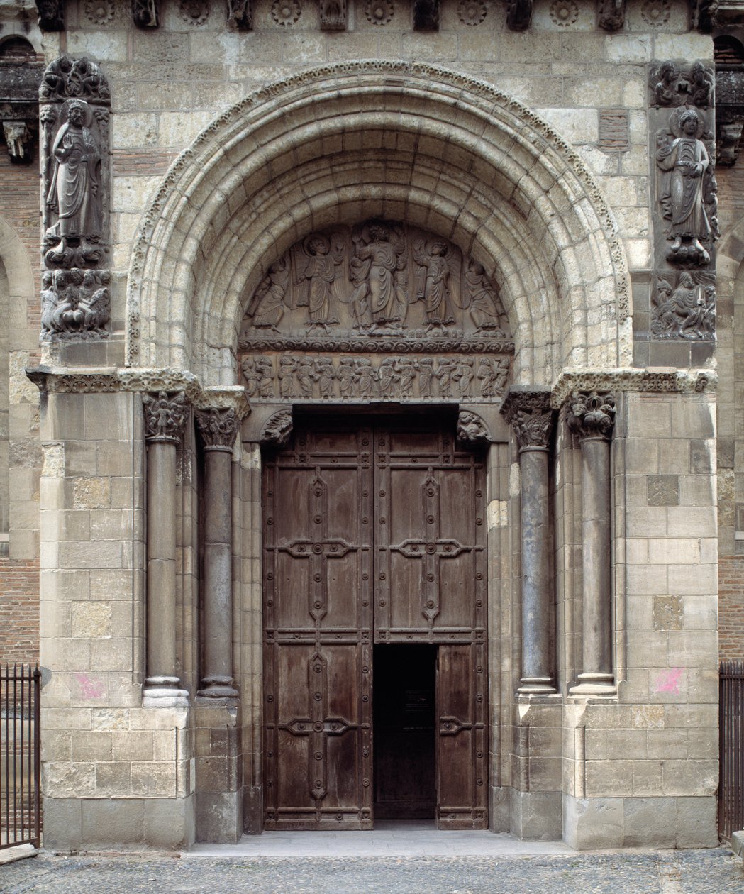 Portal sur de la Basílica de Romanesque