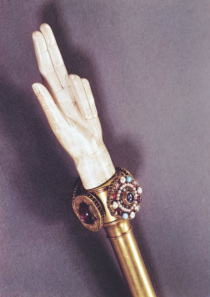 La mano de justicia de los reyes de Francia, del tesoro de St. Denis (marfil y piedras preciosas) de Romanesque