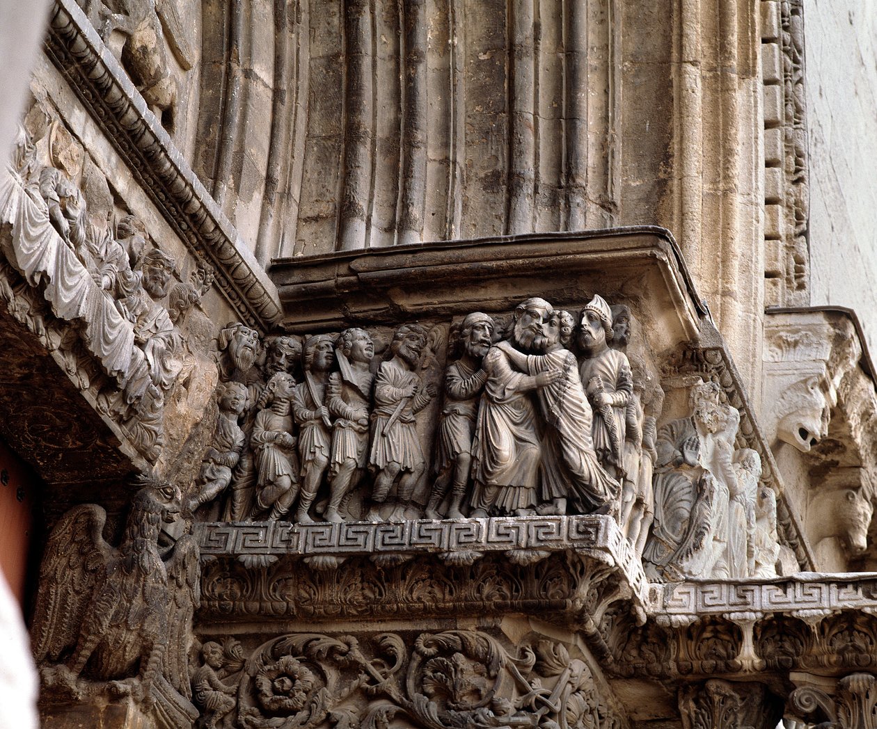 El beso de Judas, friso del portal de Romanesque