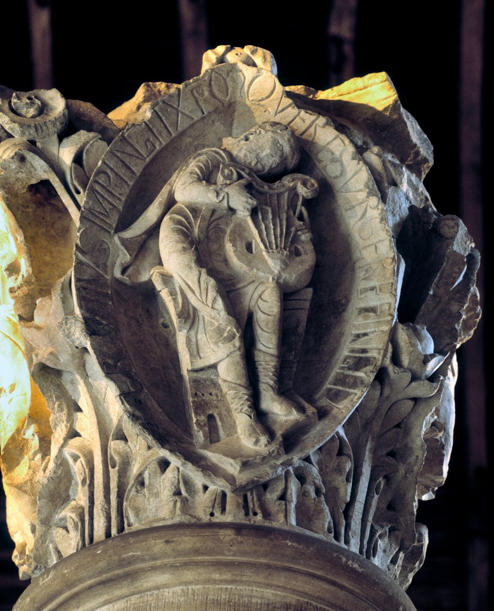 Tonos del canto gregoriano: el tercero (pasión y resurrección de Cristo), Capital del coro de Romanesque