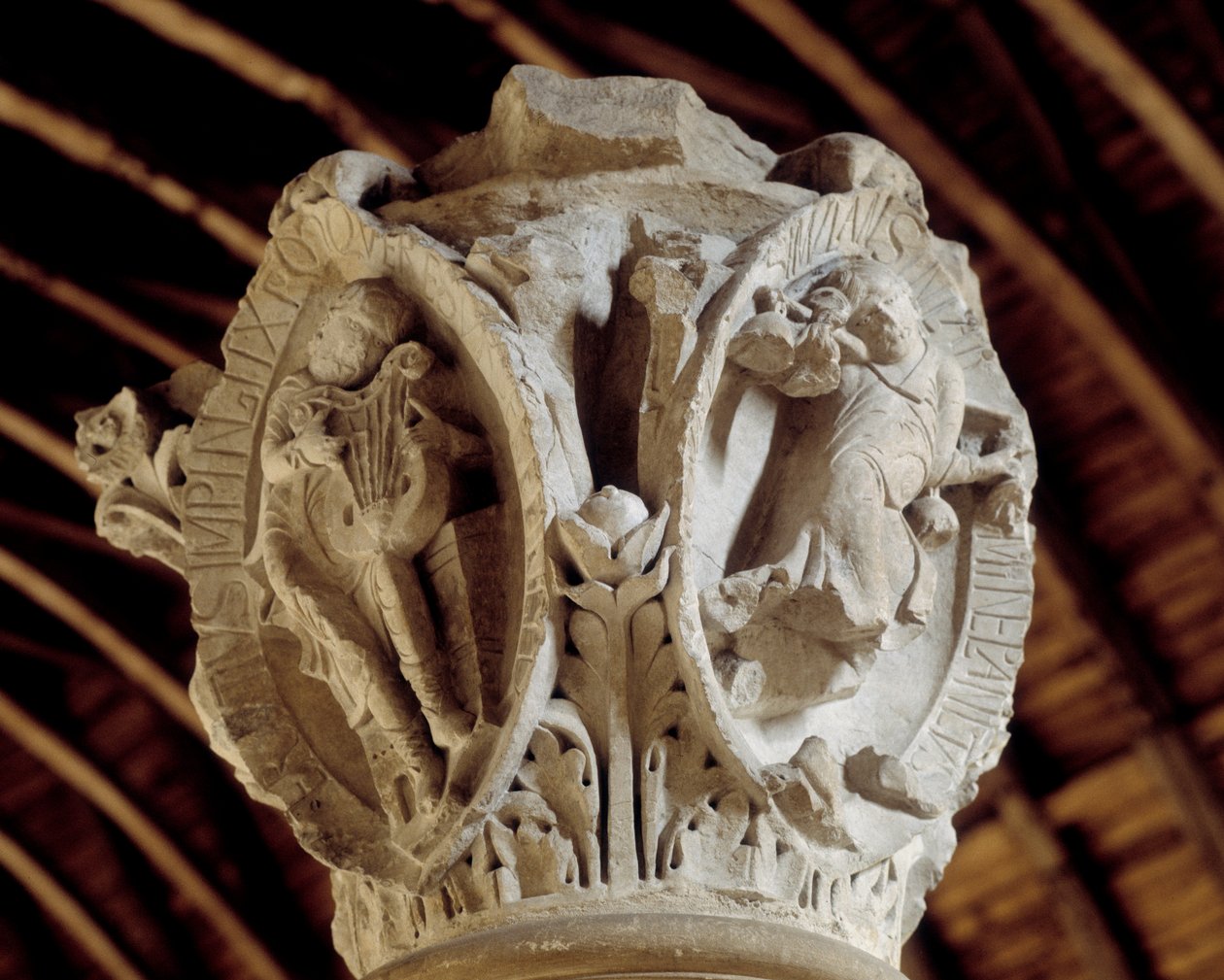 Tonos del canto gregoriano: el tercero (pasión y resurrección de Cristo) y Tintinrección de Cristo (a la derecha), Capital del coro (escultura) de Romanesque