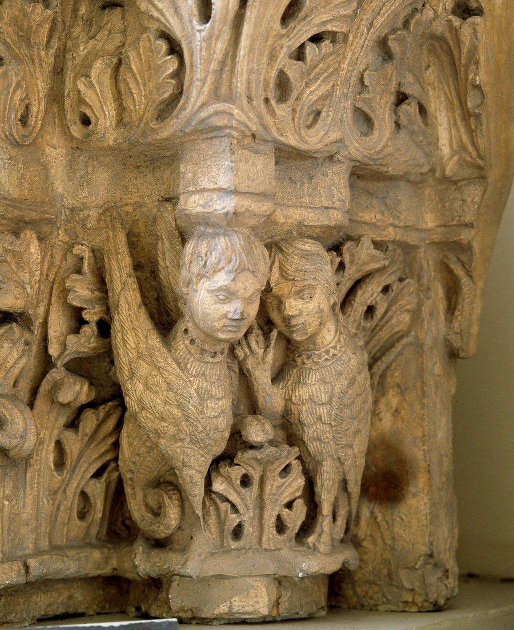 Decoración superior con sirenas y pájaros según el modelo de los de la Iglesia Saint Loup de Naud (Seine y Marne) 1170 de Romanesque