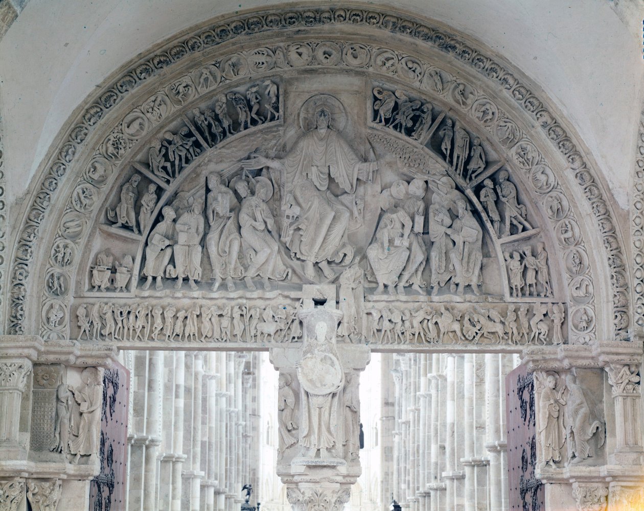 Abadía de Vézelay (89), el tímpano de la Basílica de Santa María Magdalena. Siglo XII de Romanesque