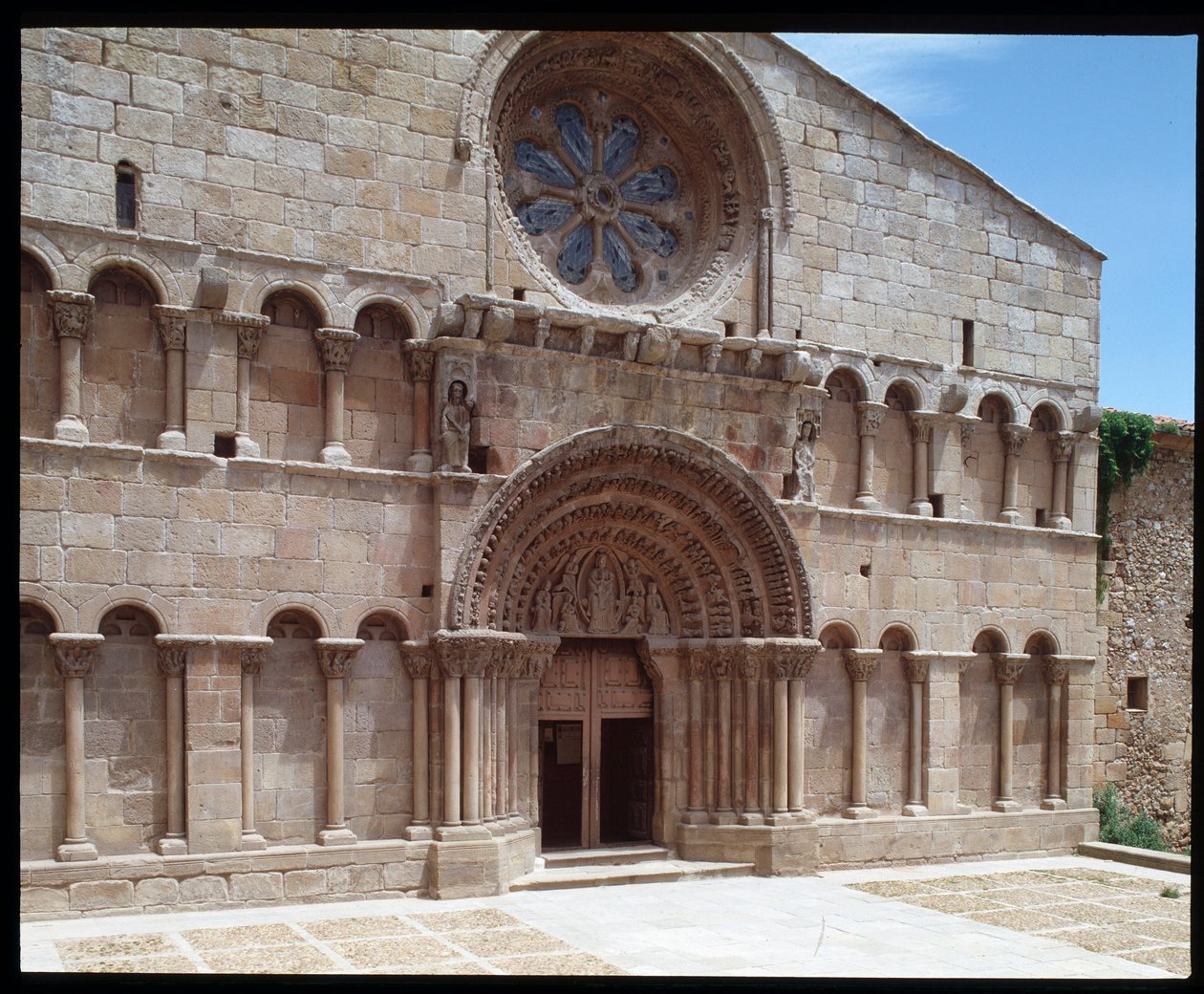 Vista de la iglesia de San Domingo de Romanesque