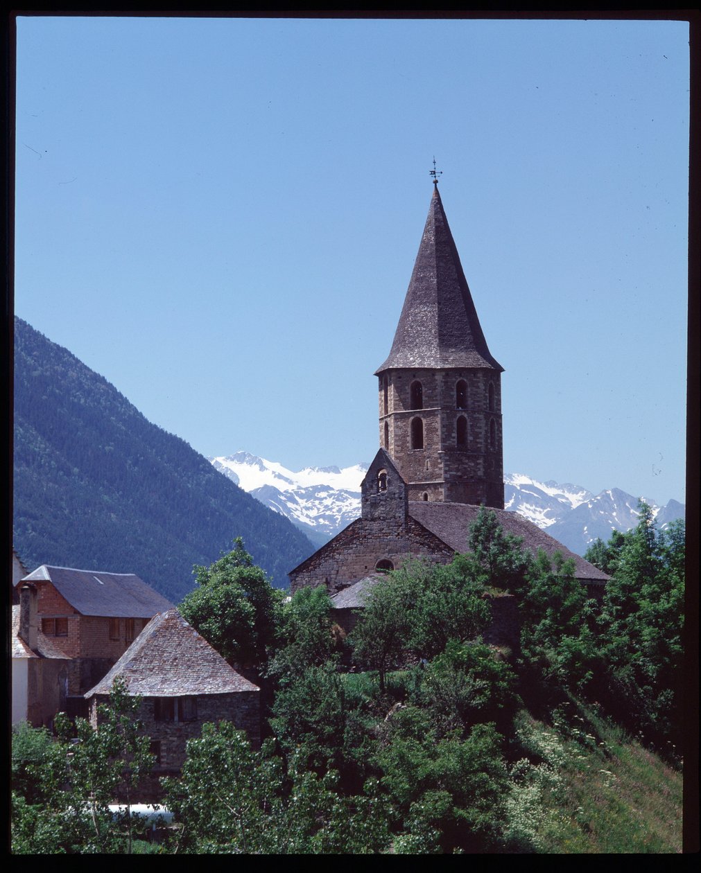 Vista de iglesia románica de Romanesque