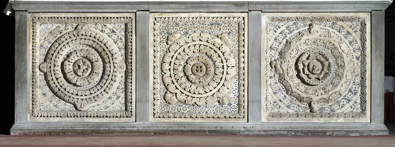Vista del altar compuesto por bandejas de mármol de Romanesque