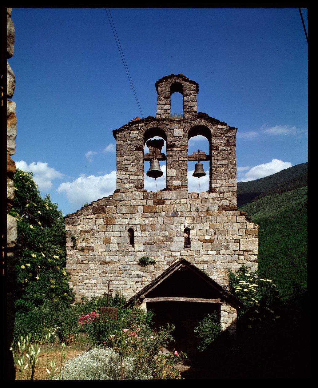 Vista de la iglesia de Romanesque