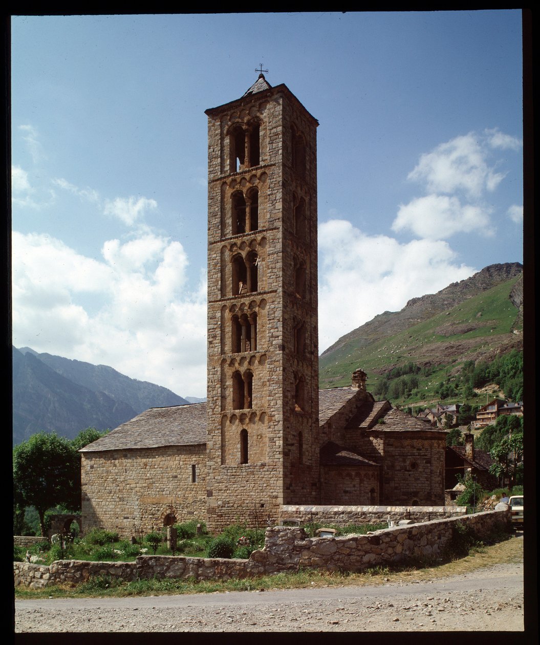 Vista de la iglesia de Romanesque