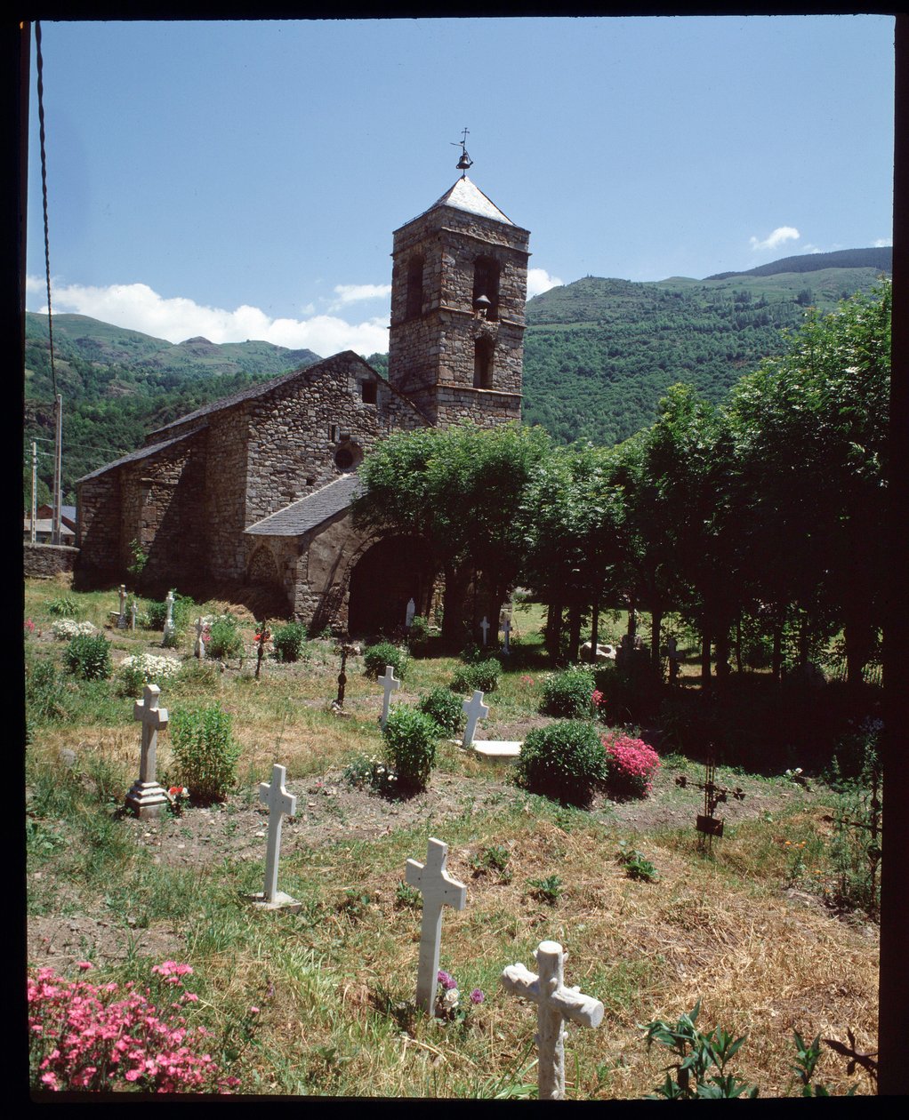 Vista de la iglesia y el cementerio de Romanesque