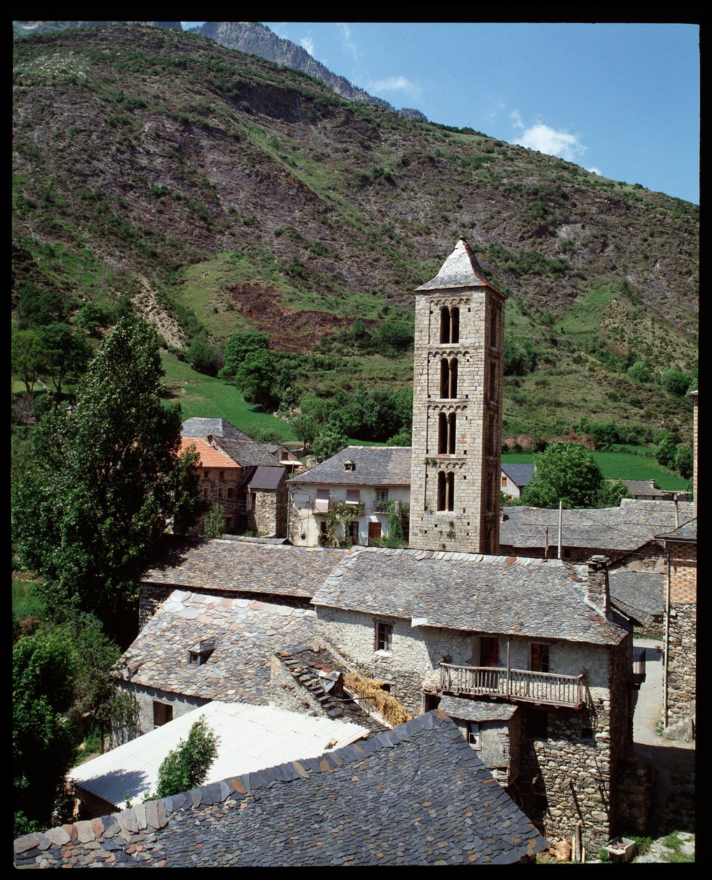 Vista de la iglesia con campanario de Romanesque
