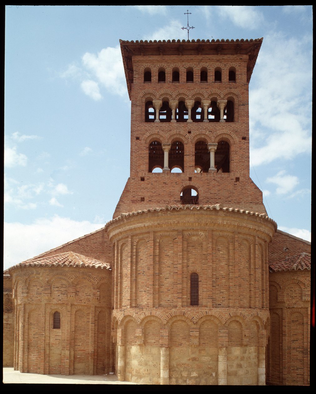 Vista de la iglesia con campanario de Romanesque