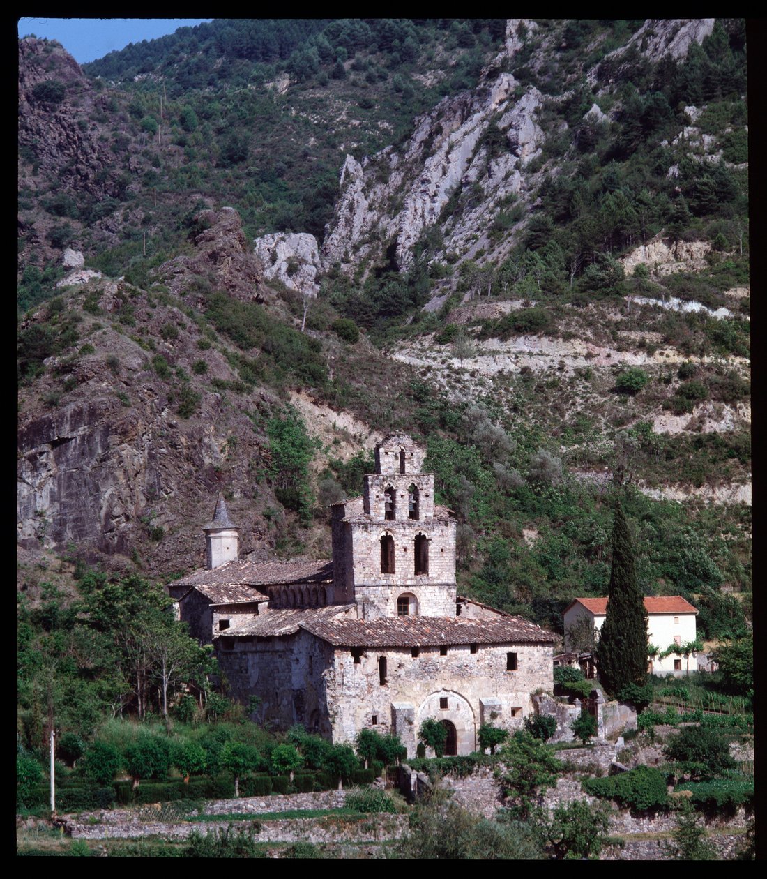 Vista de la iglesia con campanario de Romanesque