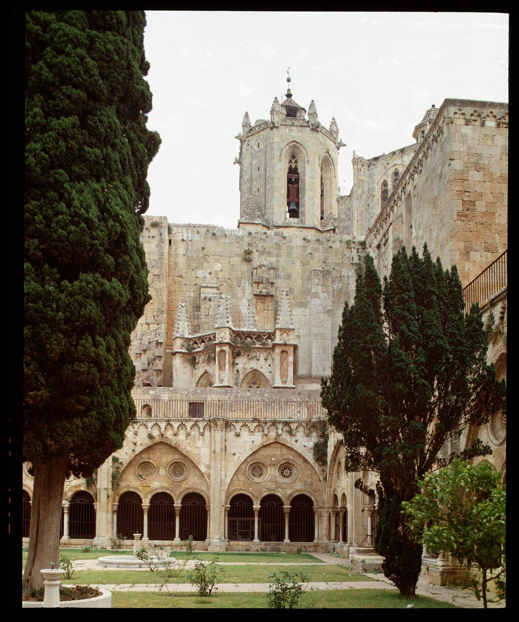 Vista del claustro y la catedral de Santa Tecla en Tarragona de Romanesque