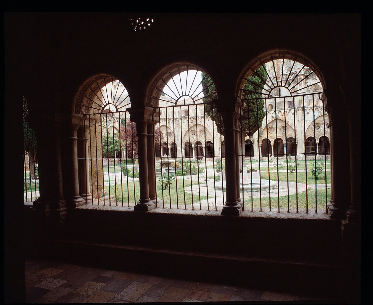 Vista del claustro de la Catedral de Santa Tecla en Tarragona de Romanesque