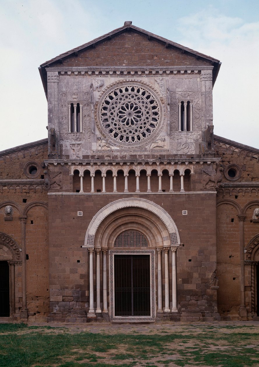 Vista de la fachada de la iglesia de San Pietro (ca. 1250, restaurada en 1870) Tuscania, Italia de Romanesque