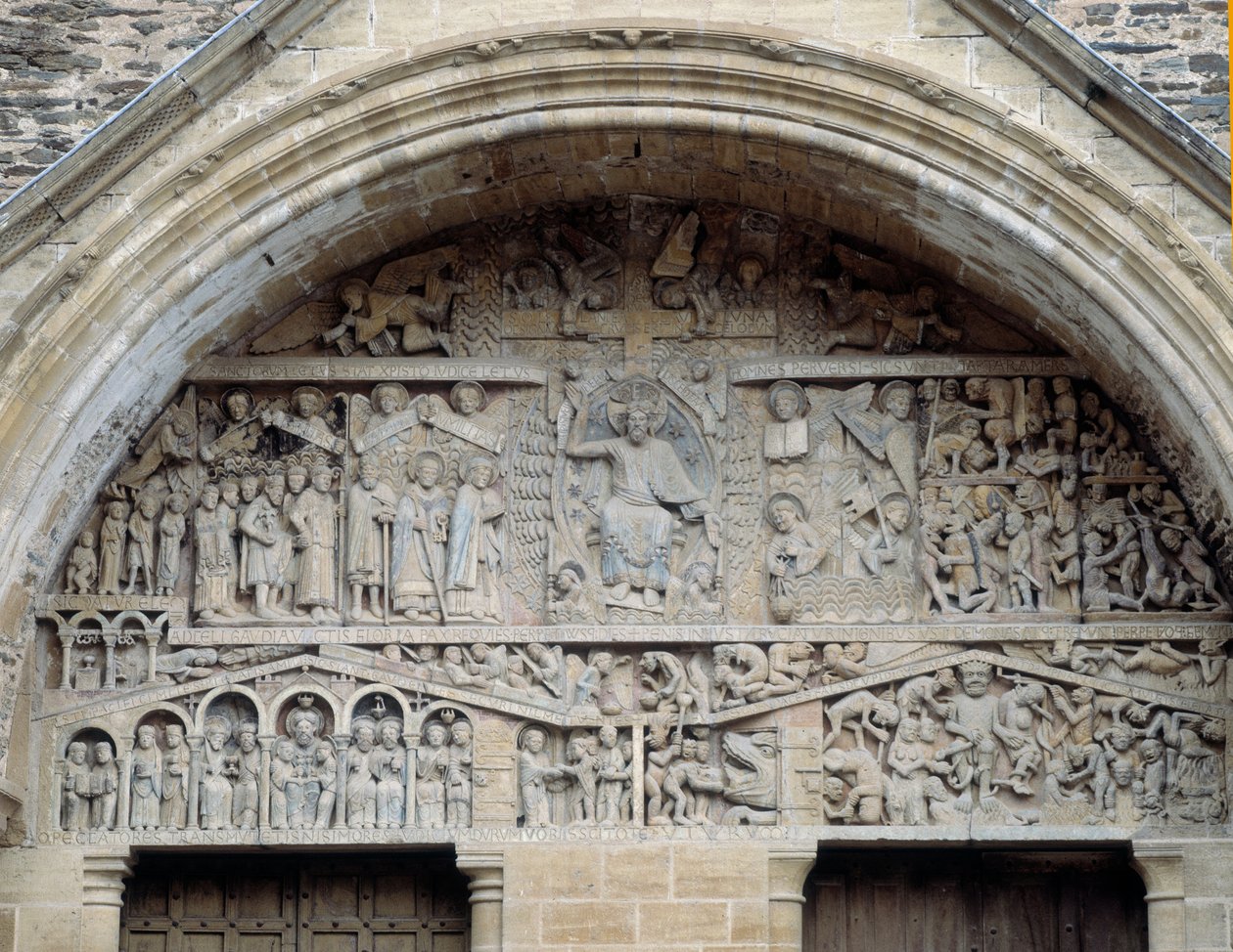 Vista del tímpano del juicio final, Cristo entre el paraíso y el infierno (escultura) de Romanesque