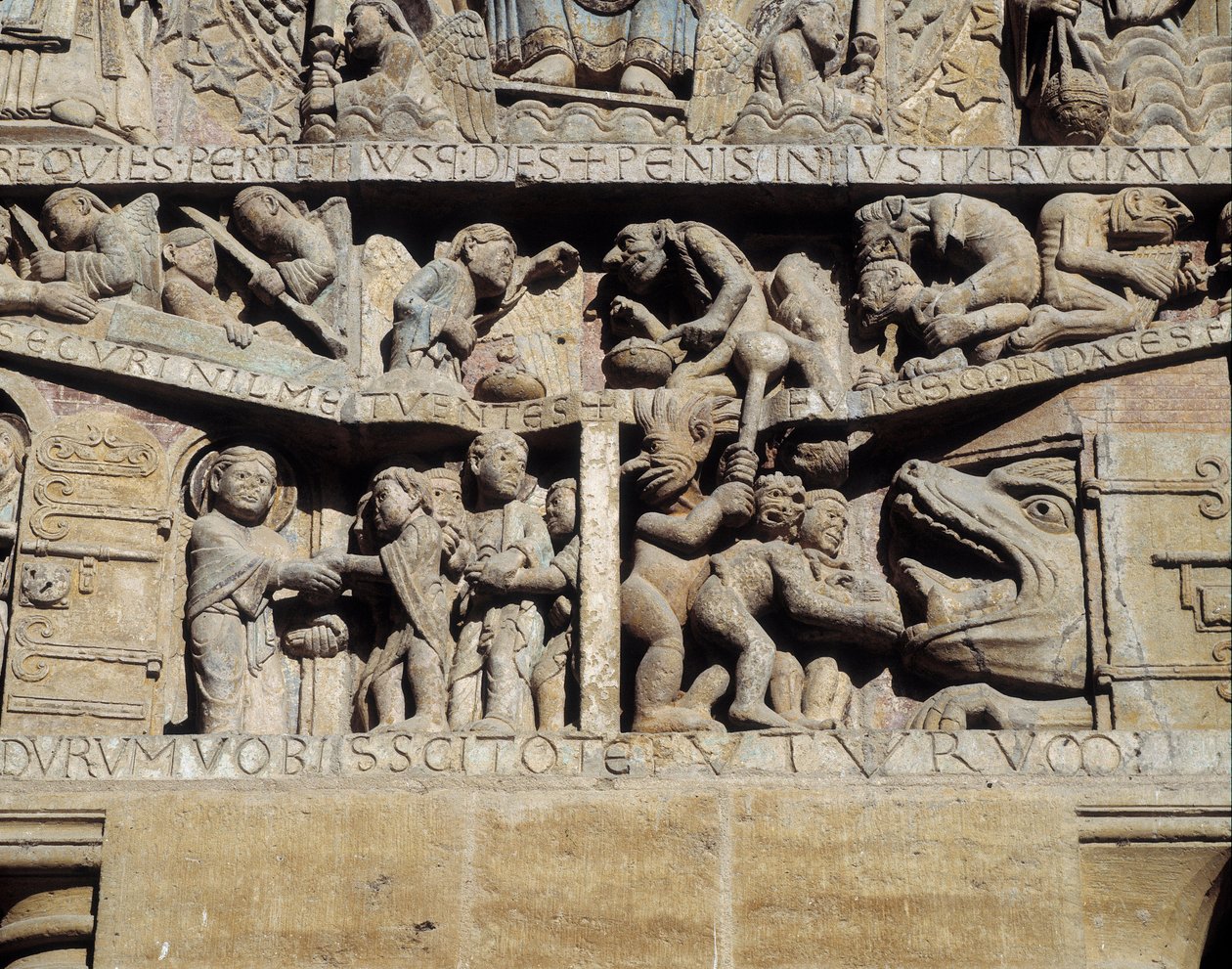 Vista del tímpano del juicio final, detalle del infierno de Romanesque