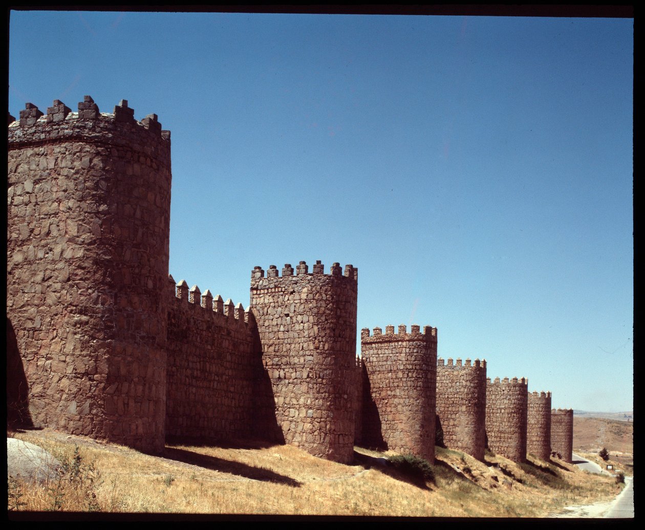 Vista de las murallas de Ávila, España de Romanesque