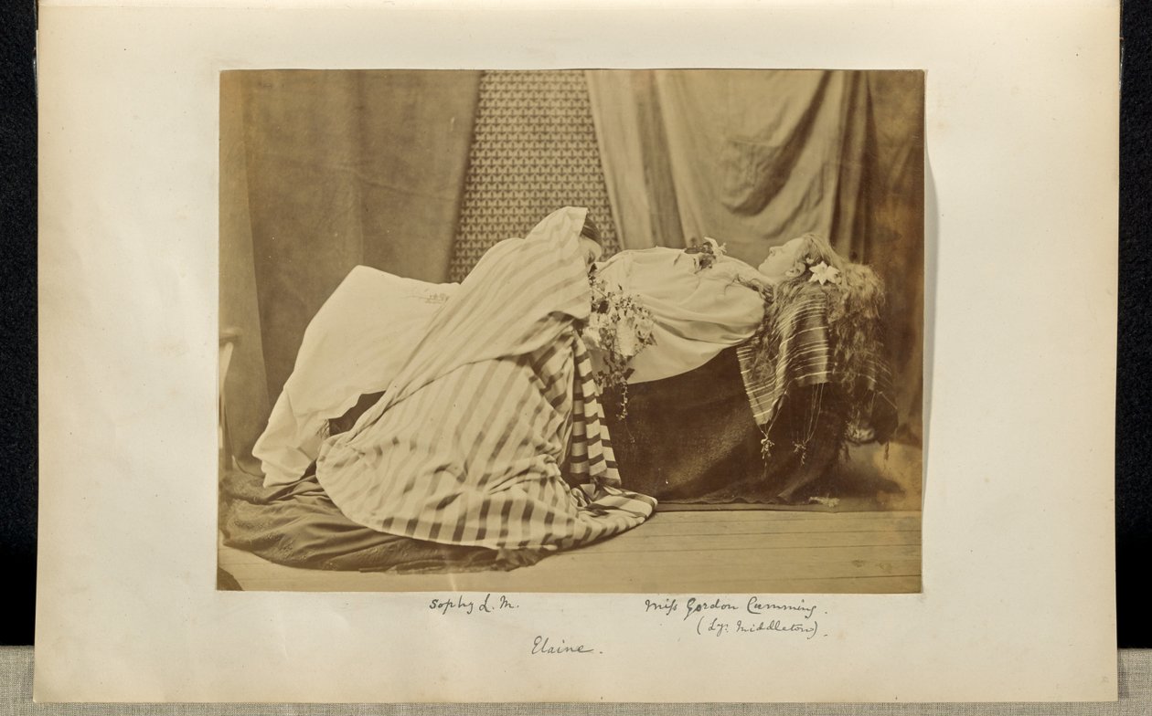 [Lady Middleton como "Elaine" y Sophy L.M. en Tableau Vivant de "Idilios del Rey"] de Ronald Ruthven Leslie Melville