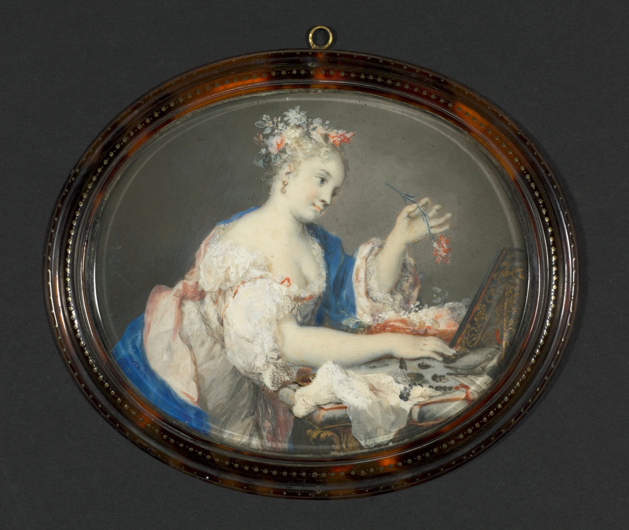 Una Mujer Poniéndose Flores en el Cabello, c. 1710 de Rosalba Carriera
