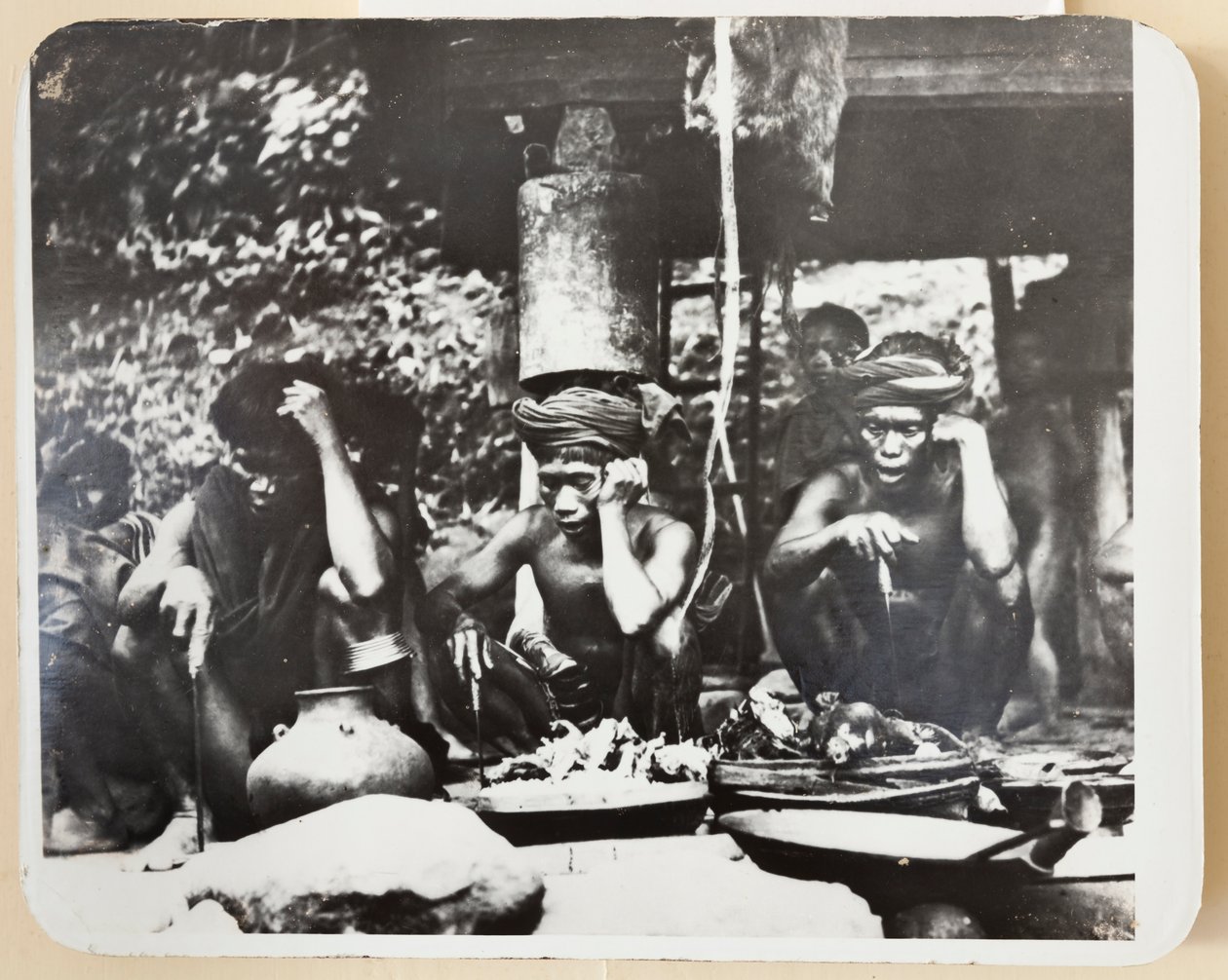 Sacerdotes ifugao durante una ceremonia religiosa,1910 (foto b/n) de Roy Barton