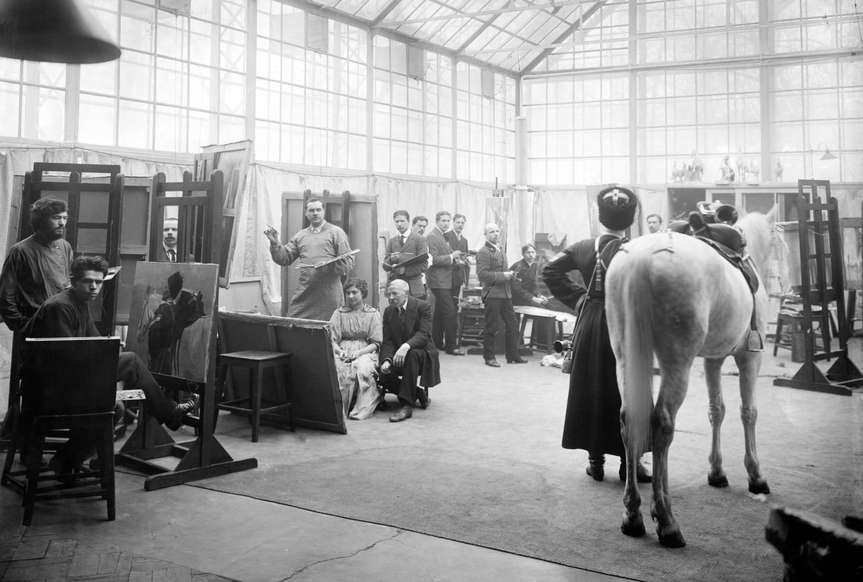 Un cosaco y su caballo posan para estudiantes de arte en la clase del profesor Semionovich-Samokish, especialista en temas militares, Academia de Artes, San Petersburgo de Russian Photographer