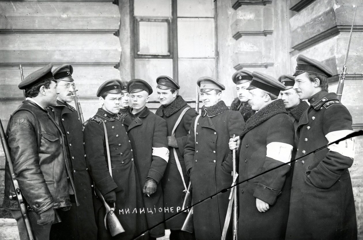 Un grupo de estudiantes actuando como milicianos, San Petersburgo, 1917 de Russian Photographer