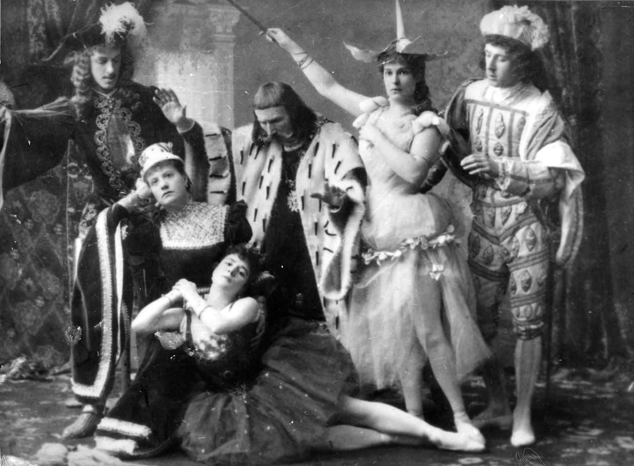 Una escena de la primera representación del ballet de Tchaikovsky La Bella Durmiente en el Teatro Mariinsky, con Karlotta Brianza en el papel de Aurora, 1890 de Russian Photographer
